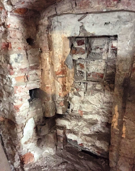 Обнаружены заложенные элементы первоначальной архитектуры здания