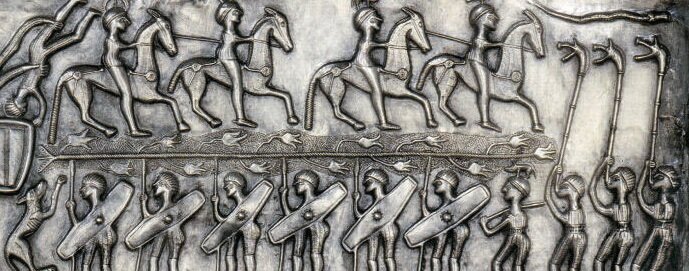 Фрагмент рисунка на котле, найденном в Гундеструпе, в Дании. Справа изображены три кельта с карниксами