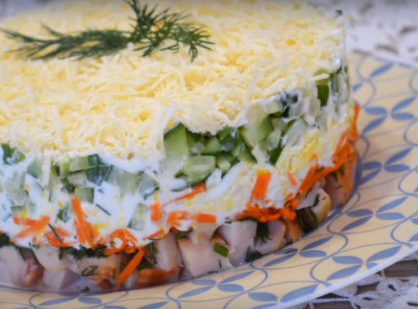 Корейская морковь яйцо огурец. Салат с копчёной курицей и корейской морковкой и огурцами. Салат из копчёной курицы с корейской морковкой и огурцом. Салат слоями с копченой курицей и корейской морковкой. Салат с копченой курицей слоями.