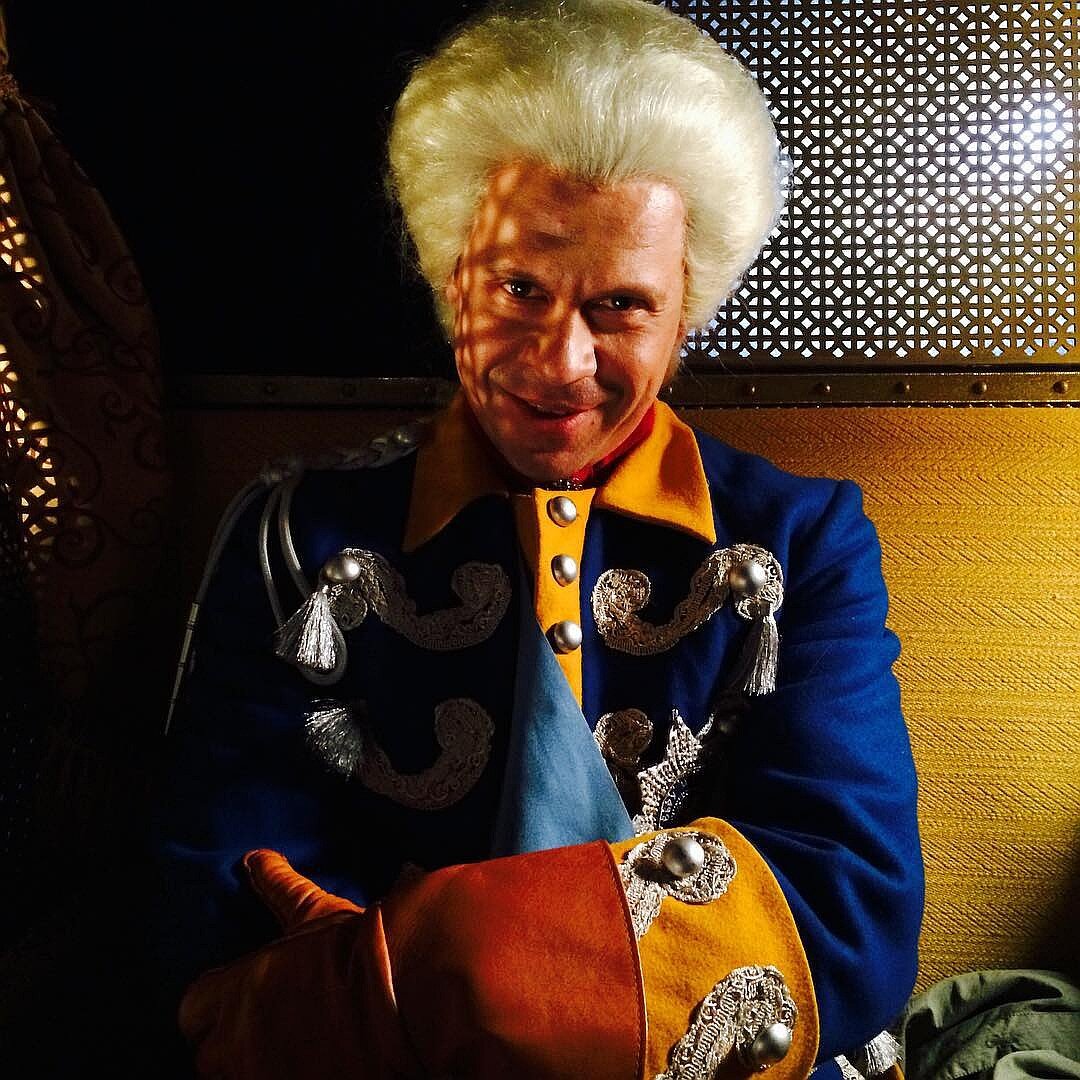 Павел Деревянко играет Петра III в сериале «Великая» 