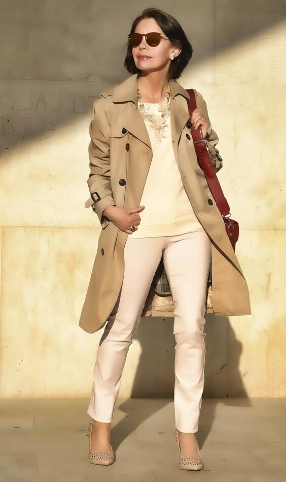 С бежевым тренчкотом уделите внимание аксессуарам: яркие очки и бордовая средняя сумка через плечо оживят образ