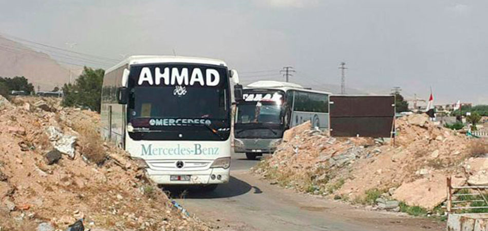 Боевики «Джейш аль-Ислам» и члены их семей покидают Думу. За это исламисты освободили всех заложников. Фото агентства SANA. 