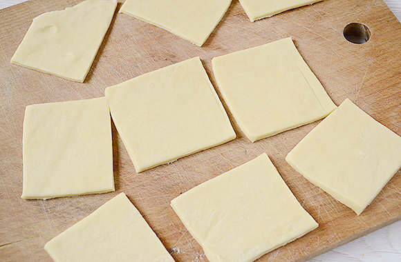 Слоеное тесто квадратики. Квадратик для теста. Тесто квадратов. Нарезанное квадратиками тесто. Квадраты из слоеного теста.