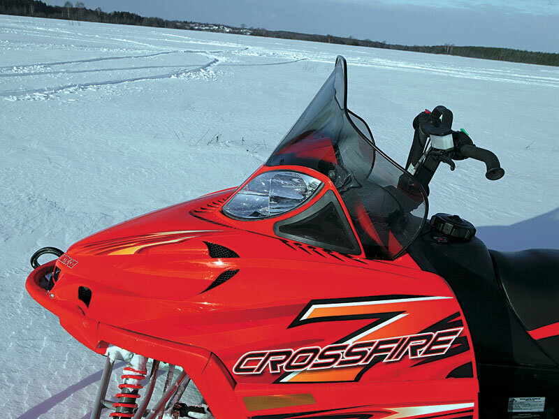 Обтекатель подержанного снегохода может выглядеть идеально, но не забудьте открыть капот и осмотреть его с внутренней стороны. Заметили швы от склейки пластика? Лучше поискать другой вариант. 