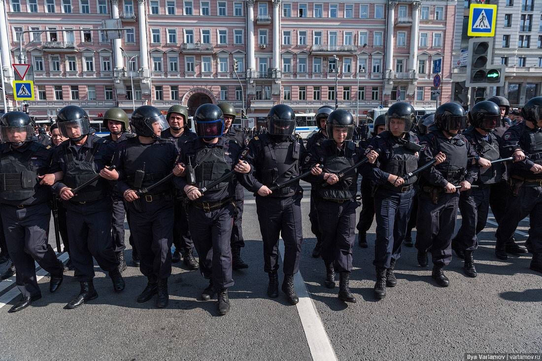 Толпа полицейские. Толпа полицейских. Толпа ОМОНА.