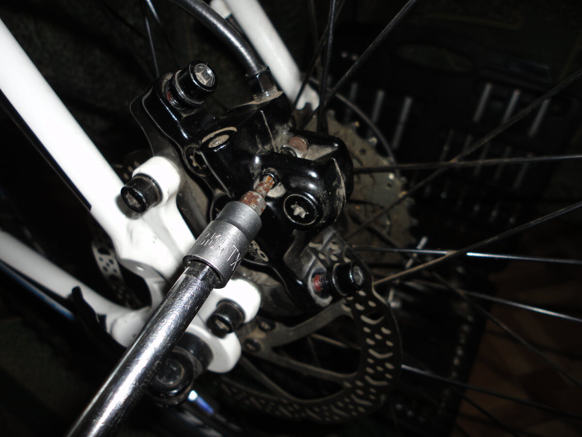 Откручиваем сами колодки, на некоторых калиперах для крепления колодок используется шплинт. 