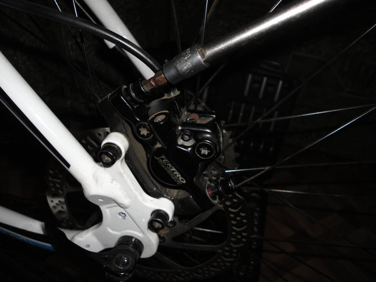 Сначала откручиваем сам калипер.