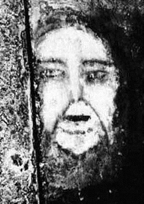 
Изображение лица, которое появилось после разрушения пола с помощью топора. Этот образ позже станет известен как «ла-пава».