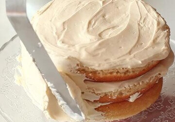 пропитываем торт сметанным кремомпромазываем бисквитный торт сметанным кремом