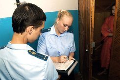 При разводе очень часто возникает вопрос оплаты долгов по кредитам. Бывшие супруги беспокоятся о возможном визите судебных приставов и наложении ареста на имущество. Как делятся долги при разводе? Что же на этот счет гласит Семейный Кодекс России?