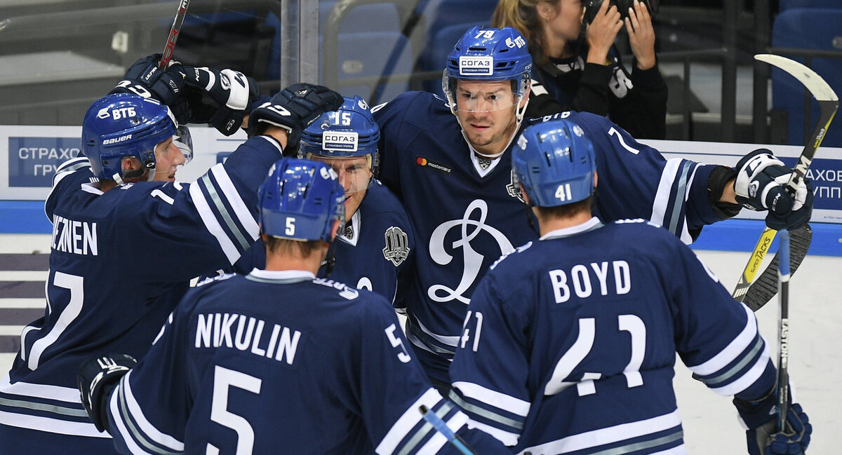 Бойд с партнёрами по команде. Фото: https://rsport.ria.ru/hockey/20171006/1126822323.html