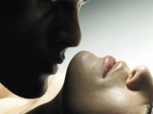 Полчаса на беговой дорожке или 5 минут страстного секса? Что бы вы не выбрали, это будет одинаково полезно для здоровья. Уже больше 10 лет никто не может опровергнуть результаты исследований ученых из университета Огайо, в ходе которых они установили, что расход калорий во время занятий сексом равен энергозатратам при 30-минутном беге. Любовная «разминка» - вариант классической аэробной нагрузки. Пульс во время полового акта учащается до 140-160 ударов в минуту, за счет интенсивного дыхания происходит полное насыщение тканей и органов кислородом, что по своему воздействию на организм приравнивается к добросовестной пробежке.