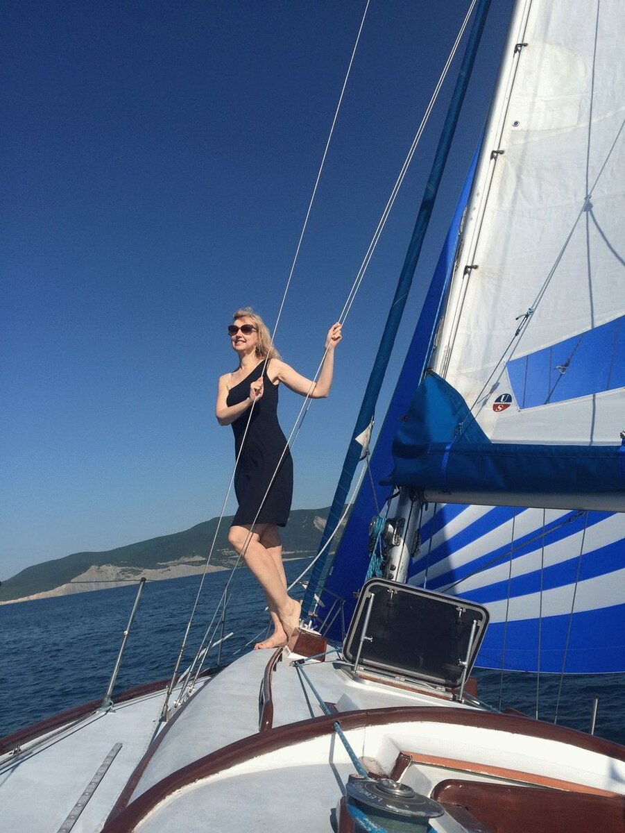 Девушки на яхте Сочи