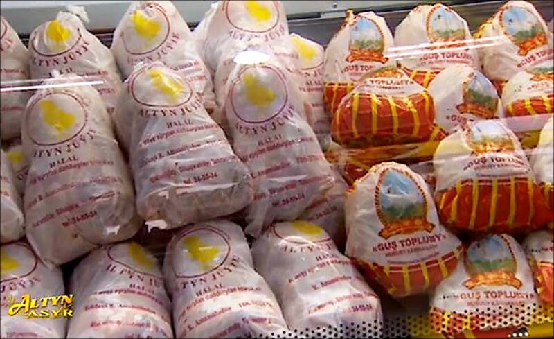 Куры на прилавке в Туркмении. Кадр телеканала Altyn Asyr