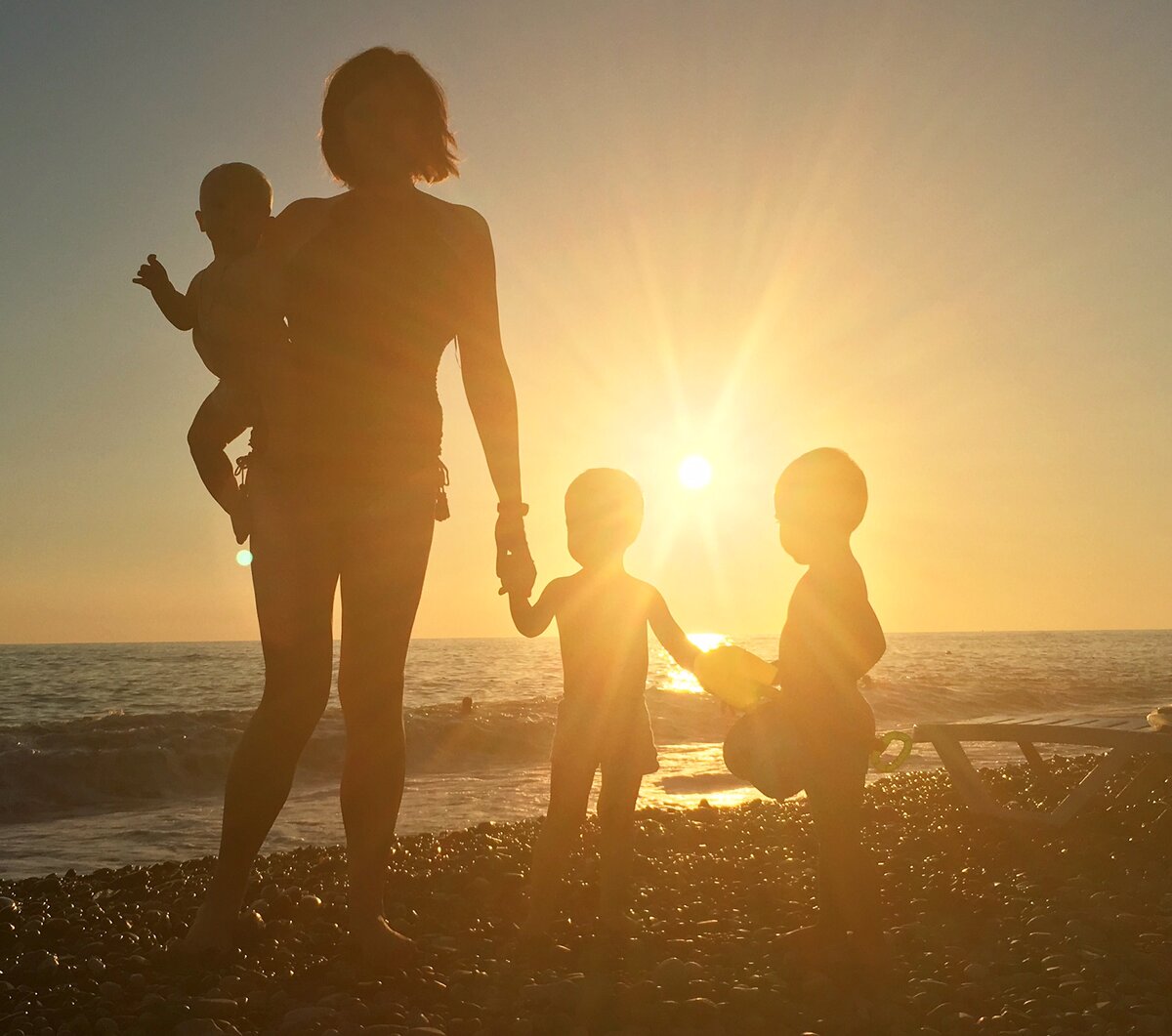 Добрый день, друзья!! !Быть мамой-это самая желанная награда, но так же и самая большая ответственность...
Синдррм Эмоционального Выгорания.
Много про это написано научных статей. Сегодня я просто поделюсь своим опытом как многодетной мамы-врача. Мамы, проводящей наедине с 3-мя детьми младше 3 лет по 12 часов в день. И у меня нет поблизости бабушек, подружек и нянь, чтобы на пол дня/день отдать детей или на выходные...
Синдром эмоционального выгорания-это состояние эмоционального, умственного истощения, физического утомления, возникающее в результате хронического стресса.
Вопреки расхожему мнению-это состояние возникает не только у сотрудников на работе, но гораздо чаще у мам в декрете, которые остаются с маленькими детьми один на один.
Да, это правда, рано или поздно, такое состояние возникает у каждой мамы. Это нормально. Просто об этом надо знать и стараться не допускать...
Итак.Какой бы ребёнок не был долгожданный и любимый, усталость от нехватки времени, недосыпания, крика и порою бессилия накапливается у любого человека. И в определённый момент начинаешь всё делать на автомате, чувства любви притупляются и на первый план выходит огромная усталость. А малыш это чувствует и начинает требовать маминой любви всё больше и больше. Плачет ещё сильнее и возникает замкнутый круг, истощение организма отключает рациональное мышление и включается инстинкт самосохранения. И человек в этот момент просто не может себя контролировать и пытается заставить замолчать ребёнка любыми способами: кричит, бьёт, трясёт, толкает, запирает... Порою, это может привести к самым плачевным последствиям...
Что же нужно сделать, чтобы этого не допускать?
Конечно же у всех порог допустимой усталости разный. У большинства мужчин он гораздо ниже, и чем больше человек устал, тем тяжелее ему себя контролировать...
Вы наверняка замечали, что к вечеру вы уже без сил и часто все попытки успокоить детей становятся безрезультатны, а приходит папа домой и ребёнок мгновенно успокаивается?
Да, и именно это и надо делать! Не брать всё на себя.

Просите помочь бабушек, подруг, мужа или нанимайте нянечек, если чувствуете, что начинаете плохо себя контролировать. Каждой маме ОБЯЗАТЕЛЬНО необходимо иметь какое-то время для себя и своих дел. Это крайнее заблуждение, что первые 3 года надо полностью посвятить себя ребёнку. Конечно же надо быть почти всё время с малышом, но время "для себя", общение с другими людьми-это не меньшая забота о ребёнке. Это должны понимать оба родителя и помогать друг другу.
Что касается меня, то мне помогло то, что я достаточно давно научилась отключать эмоции.  Ещё когда работала в детском офтальмологическом отделении и оперировала детей. И конечно мне повезло, что все мои мальчики достаточно спокойные. Но это не значит, что у нас не было треш-ночей или дней. Были, они есть у всех. В первый месяц мальчиков, например, мы так мало спали, что однажды ночью папа наш встал разводить смесь, но не проснулся и поставил электрический чайник кипятится на плиту.🙈А однажды, когда дети не успокаивались до 4 часов утра, наш папа не выдержал и ушёл спать в другую комнату т.к. утром надо было ехать на работу и я осталась одна с двумя орущими неуспокаивающимися трёхмесячными детьми, легла на пол, зарыдала и стала дико трясти кроватки. Но вернулся наш папа, мы вместе успокоились и укачали малышей. Таких ситуаций у меня было-то всего 2-3, но я прекрасно знаю, как потом стыдно и страшно, что не мог себя контролировать.
Ещё с того времени мы поняли, что ради благополучия наших детей, нам надо иногда от них отдыхать, а им от нас. Бабушек рядом нет, но когда они приезжают, мы пользуемся каждой возможностью сделать хоть 2-3 часовой перерыв и сбегать в кино. Не всё наше окружение нас в этом плане понимает, но и ни у кого не было 3-х детей меньше 3 лет.
И закончить этот длиннющий пост я хочу напутствием молодым мамочкам: дети - это прекрасно и изматывающе одновременно. Не бывает родительства без болячек и плача. И не важно, сколько у вас детей: 1 или четверо. Порою и один ребёнок может два года не спать и превратить родителей в зомби. У нас в России принято, что мама всё время с ребёнком и не должна думать о чём-то другом, пока малыш маленький. Это у нас в крови и уехать даже на час от ребёнка, кажется чем-то постыдным... это не правильно. Можно много приводить доводов за и против, но достаточно запомнить одно- отдых от ребёнка, пусть небольшой, однажды может спасти жизнь вашему малышу....
Берегите себя и своих детей🙏🏻🙏🏻🙏🏻🙏🏻
