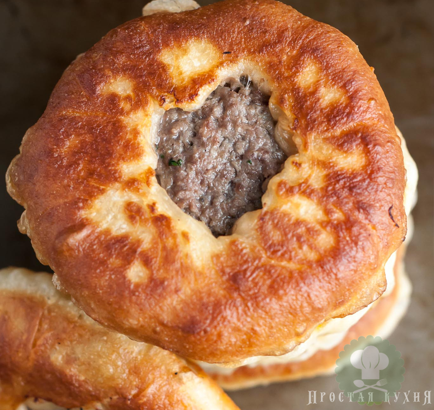 Беляши с мясом на сковороде. Татарская кухня перемячи. Сладкий беляш. Сладкий беляш. Балиш сладкий татарский.