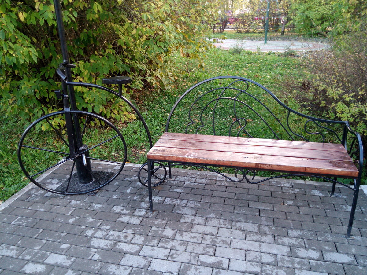 Скамеечка с велосипедом