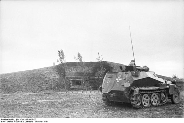 1. Германский легкий полугусеничный бронетранспортер SdKfz 250 на фоне захваченной огневой точки мобилизационного типа. Материал дерево (не снятая опалубка) и бетон. Предположительно Ржевско-Вяземская оборонительная линия.