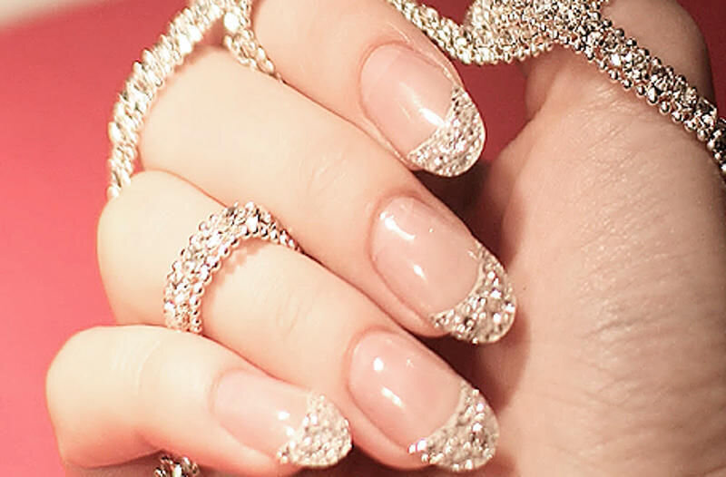 В каждом профессиональном маникюрном салоне вы можете увидеть огромное количестворазнообразных рабочих инструментов: ножниц, пилочек, щипчиков и прочего. А также мисочек, ванночек и разнообразных средств для обработки и покрытия ногтей.