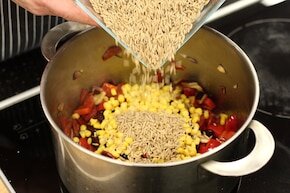 Шаг 2В кастрюле на разогретом жире обжарить колбасу, добавить к ней лук и перец. Гори некоторое время, пока лук томиться, добавить фасоль, кукурузу, засыпьте макароны orzo и тщательно перемешайте.