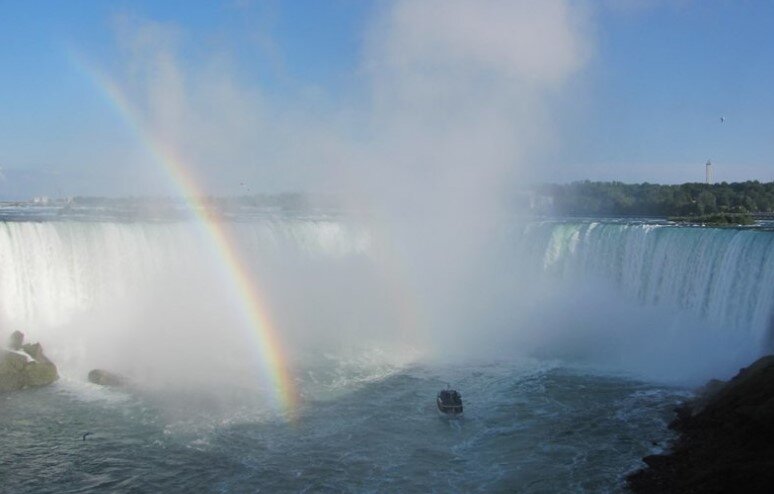 Брызг настолько много, что даже видно радугу