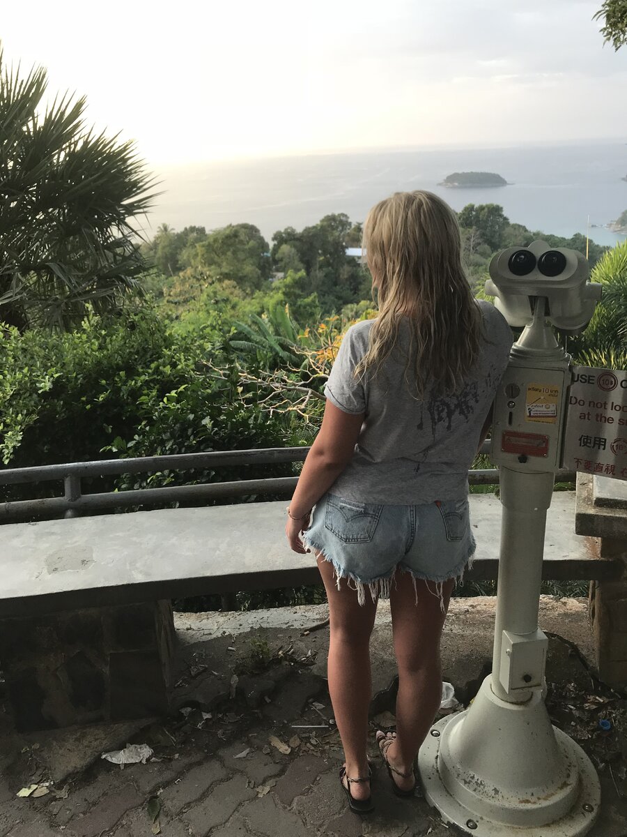 Отзыв на о.Пхукет🤓 В Тайланде я уже не первый раз, поэтому культура и история мне уже знакомы 🤷‍♀️ Влас уговорил отправиться на Пхукет и изучить этот небольшой остров 🌴 Ожидали мы, конечно,гораздо большей красоты 🏞 Но для обогащения своего кругозора очень даже ничего 👍 Итак,начнём по порядку:
1-ое 🙌🏻Движение! Мы брали байк 🏍 и скажу я Вам движение тут похлеще, чем в Индии 😅 мы оставляли байк в одном положении, находили в другом 🤷‍♀️ Пить перед тем как садишься за руль КАТЕГОРИЧЕСКИ нельзя, если поймают сумасшедший штраф! Ну и если без прав тоже штраф, русские права там не катят🤑
2-о 💵 Цены 💵 Нас пугали, что цены тут чуть ли не в 2-3 раза дороже, чем в Паттайе, но по факту практически такие же, различия только в ценах на экскурсии😼
3-е 🏖 Пляж 🏖 Их тут тьма тьмущая, все и не объездить, но на самые нормальные и интересные мы доехать успели:
Патонг - самый популярный и движовый пляж🧚🏻‍♀️
Карон - поспокойнее, более цивилизованно все кругом, и обалденный хрустящий под ногами песок 🤤🤤🤤 мы в основном отдыхали на этом пляже 
Фридом - на него платный вход! Но не потому что это платный пляж, все пляжи тут общественные, а потому что хитрый таец купил землю, через которую можно пройти на этот пляж и берет за проход по своей территории денежку🤓💵 Сам пляж красивый, чистый, утром немноголюдно, в основном все приезжают ближе к обеду, 
НО мы шли по безумно сложному спуску и подъёму по размытой земле, держась за канат🤣🤣🤣 Сурин - мы там даже не задержались, как в Анапе🤣
Камала - там был сумасшедший отлив, до нормальной глубины идти чуть ли не метров 💯 но в целом хороший 
Аэродромный пляж - из + красивые виды, самолеты садятся прям над тобой очень очень низко🤤❤️, вокруг хвойный лес и тишина кругом🤤
Из - отвратительный крупный и жесткий песок🤢🤮 практически негде покушать и что-то купить, на огромный пляж 2 ларька🙀 Но положительных эмоций горааааааздо больше.  4-ое 🌊 Погода🌊🧚🏻‍♀️ Ехали мы в сезон, и никак не ожидали, что тут могут быть дожди ☔️ но погода тут непредсказуемая, на одном пляже может идти сильнейший дождь, а на другом светить и жарить ☀️ Несколько раз мы попадали под дождик 🌧 Но это ни капли не испортило нам отдых, было даже весело и разнообразно😅 Ииии 5-ое 🏝 где мы путешествовали по острову 🌴 мы летели от @biblio_globus и у них в тур входит бесплатная обзорная экскурсия😼 естественно наши еврейские душонки не смогли устоять🤣 и это было плохое решение, везде нам что-то пытались впарить, всякие лекарства, которую могут вылечить все вплоть до оторванной ноги😱 устаёшь от этого безумно!но зато заехали в интересный и красивый храм и посмотрели на змеиное шоу 🐍 