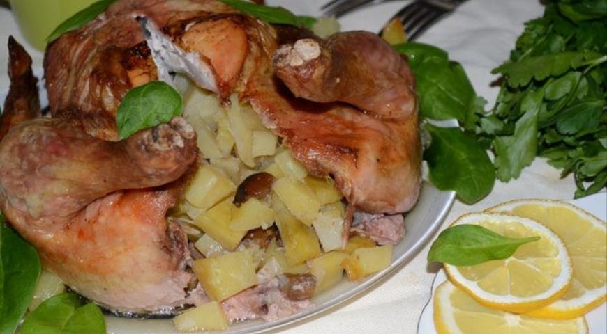 Запеченная курица с картошкой под сметанно-чесночным соусом