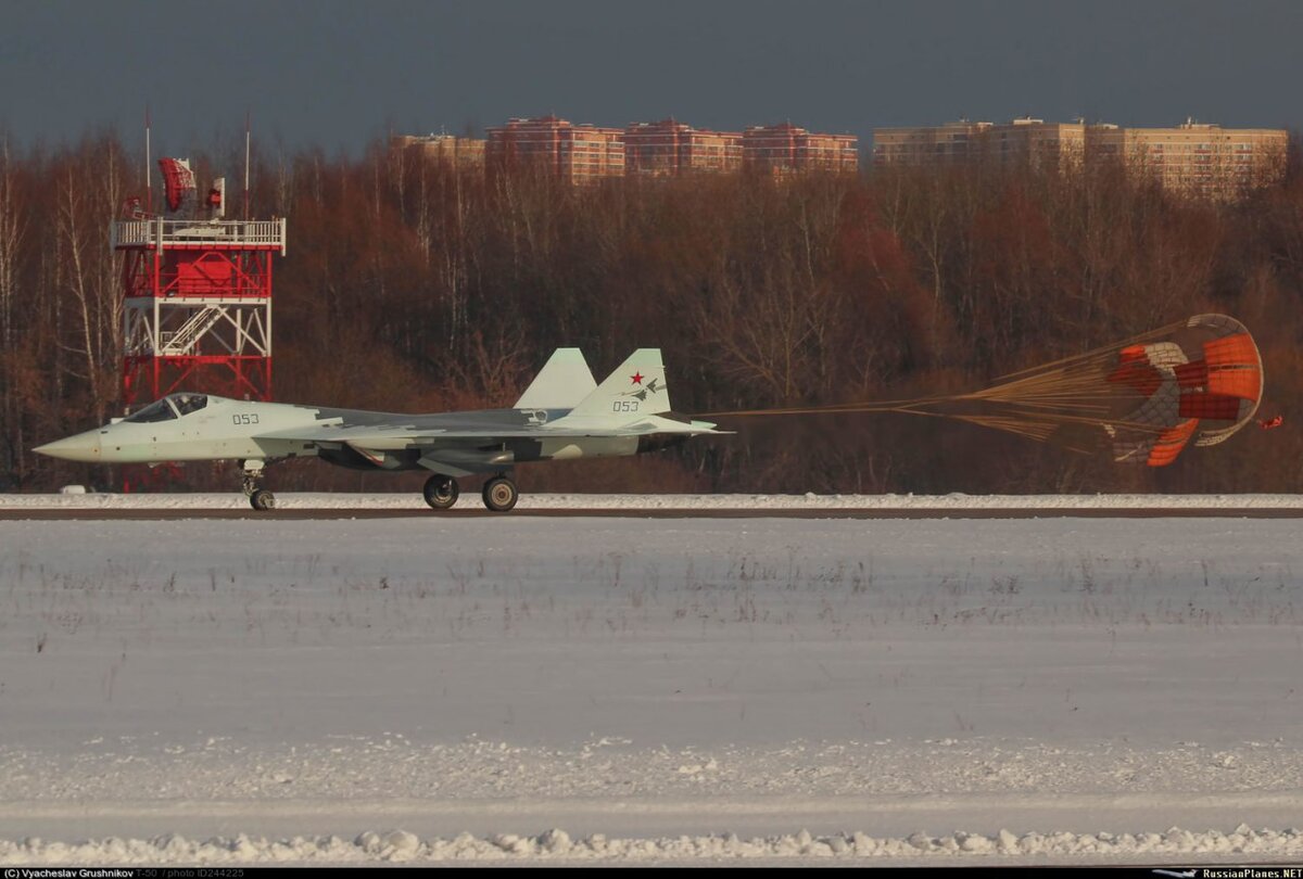 Су-57 бортовой номер "053" с рисунком БПЛА "Охотник" на киле. Фото: Алексей Короблев