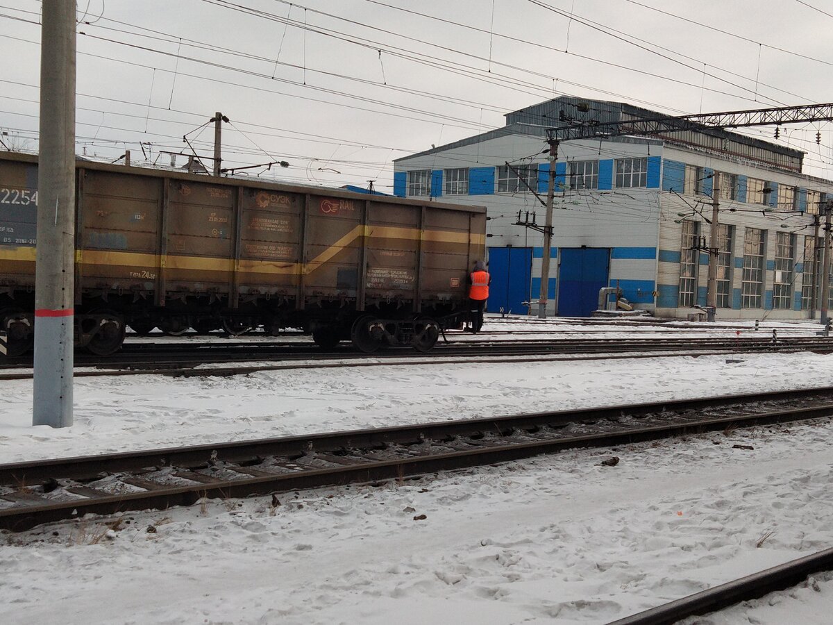 Составитель поездов на подножке вагона