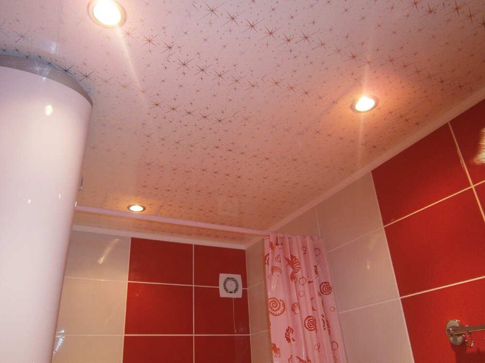 Как сделать потолок в ванной из панелей. Пластиковый потолок в ванную. Пластиковый потолок в ванной. Потолок в ванной из пластиковых панелей. Потолочные панели для ванной.