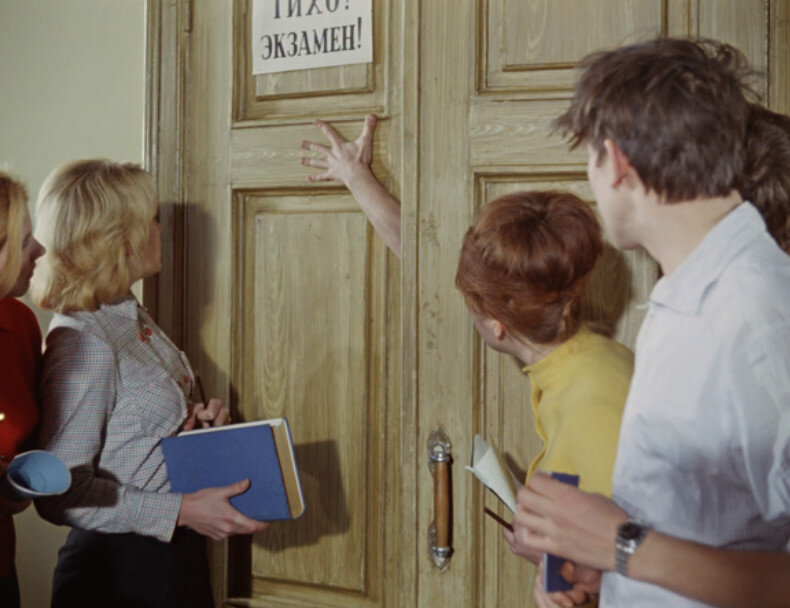 Студент-картёжник пошел сдавать экзамен. Кадр из фильма "Операция "Ы" и другие приключения Шурика"                            