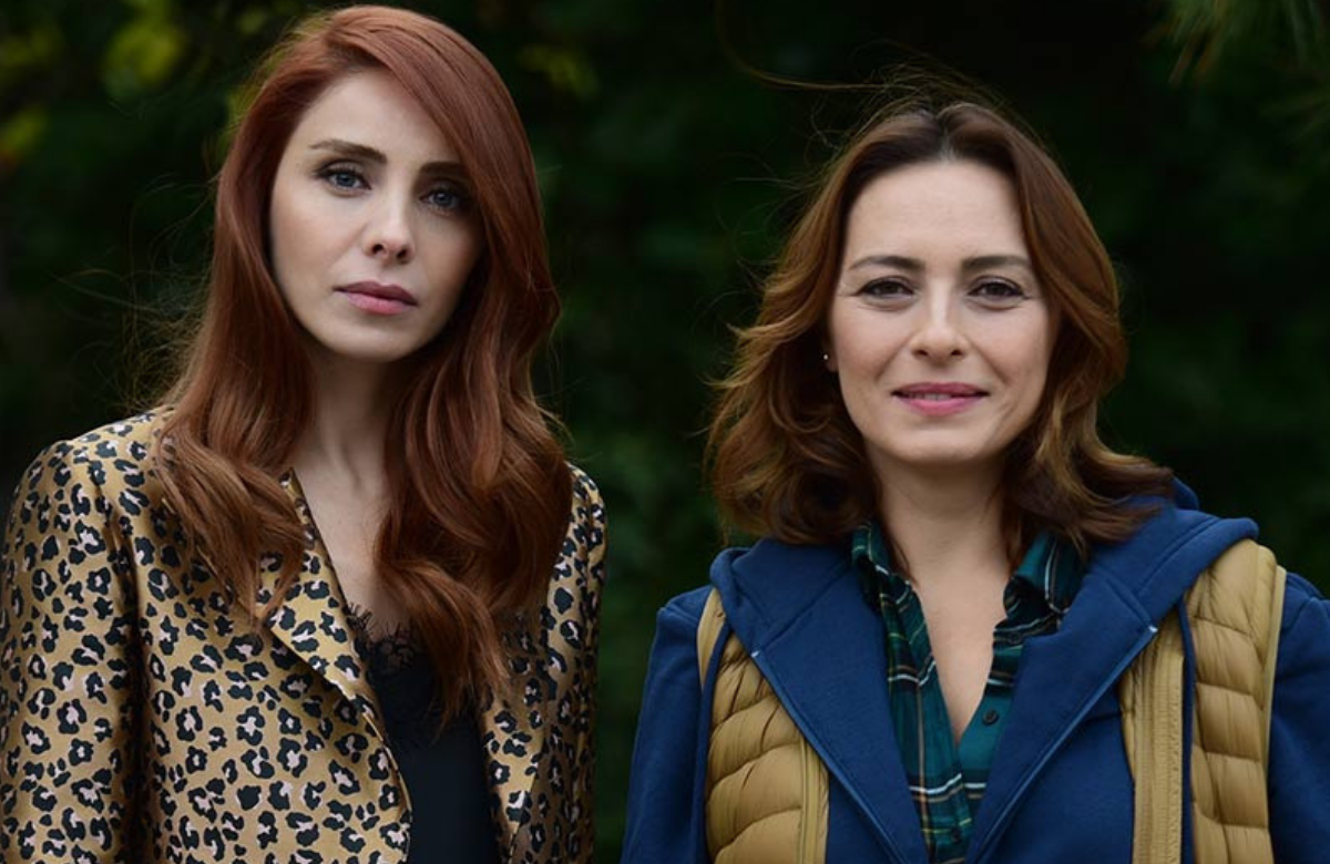 На фото исполнительницы главных ролей в сериале "Дети сестер" Нур Феттахоглу и Айча Бингёль