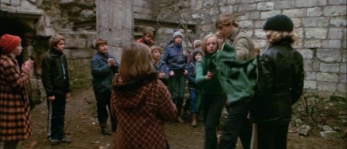                                    Кадр из фильма "Чучело". Классический пример моббинга.