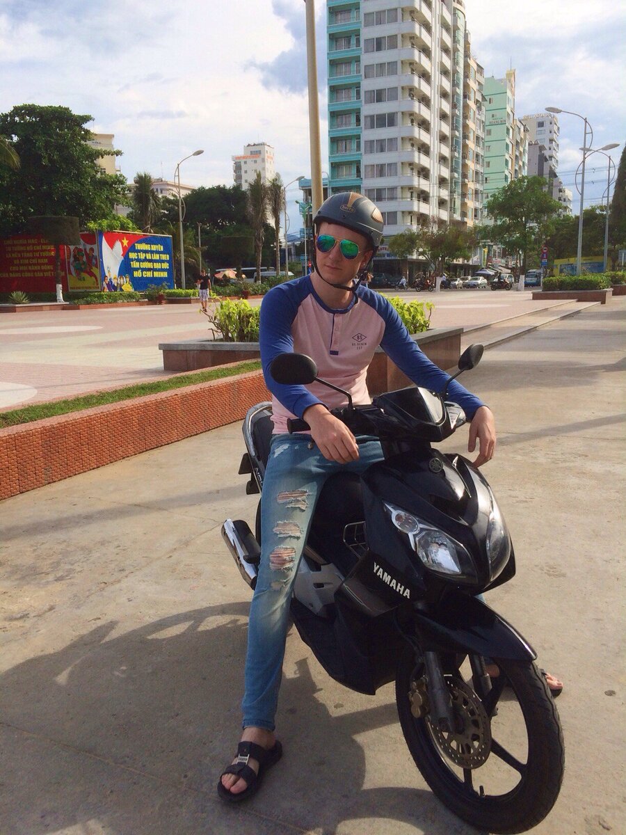 На фото я на арендованном байке во Вьетнаме (г. Нячанг)
