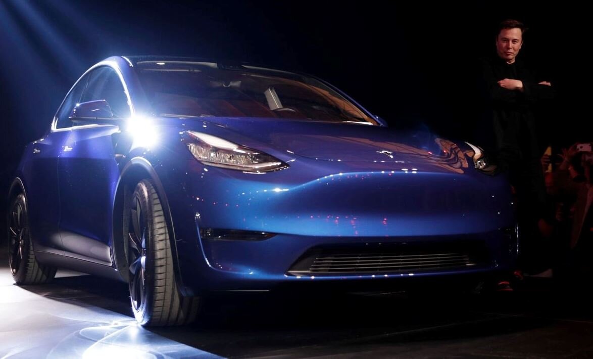 Американская компания Tesla начнет продавать свой внедорожник Model Y, который, как ожидается, будет реагировать на электромобили аналогичных европейских производителей, в течение 2020 года. Его цена должна начаться с 39 000 долларов США, и люди смогут купить его.  Об этом было объявлено во время представления в четверг нового автомобиля Элон Маск.