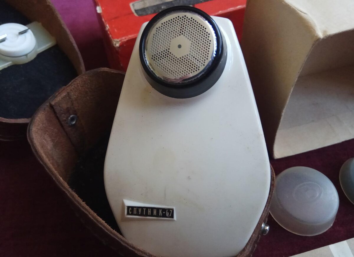 Одна из первых бритв, даже колпачок для сохранности кожей был