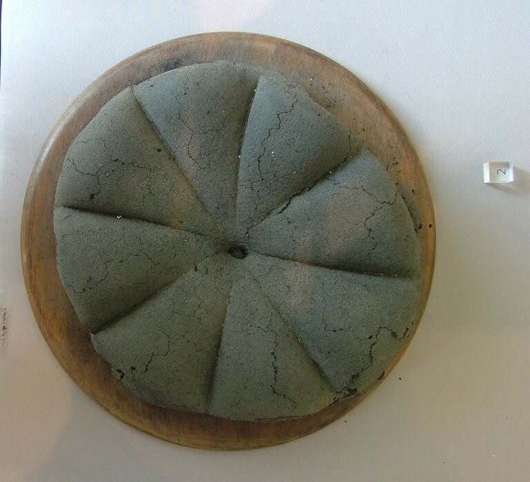 Такой хлеб — сразу поделённый на кусочки, чтобы удобно было отламывать и есть, — пекли в Помпеях
