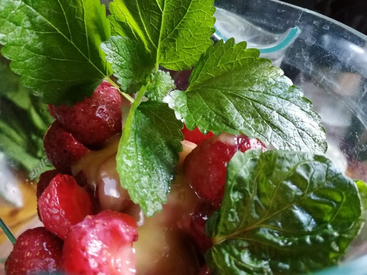 Клубника с бананами красиво