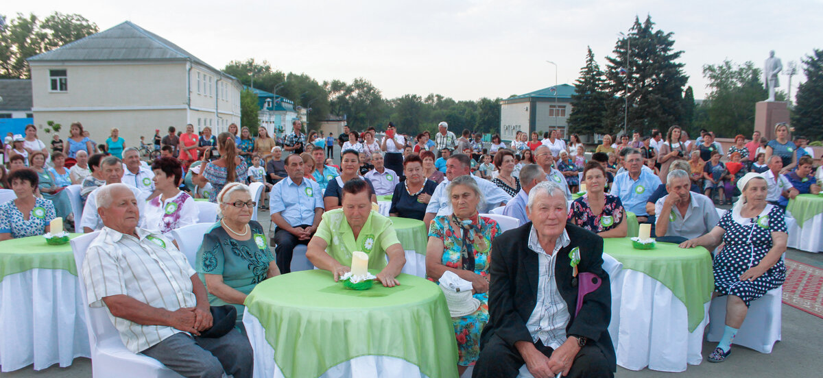 Юбиляров посадили за нарядно украшенные столики. 