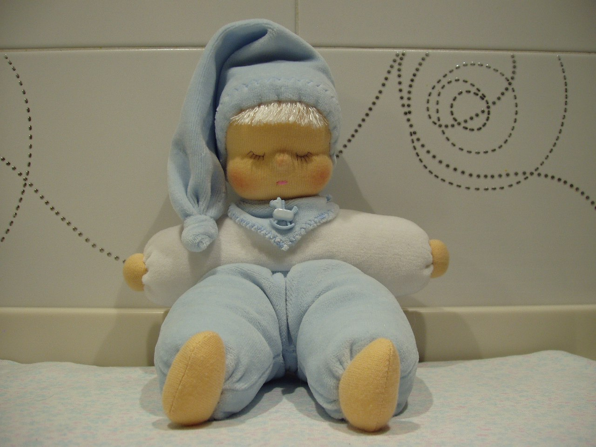 Изготовлен из х/б велюра, голова, кулачки и стопы из х/б трикотажа, набивка очищенная овечья шерсть, все материалы производства Германия. На нагруднике пришита маленькая лошадка, нагрудник снимается. Колпачок прочно пришит. Чёлка из х/б с добавлением шёлк