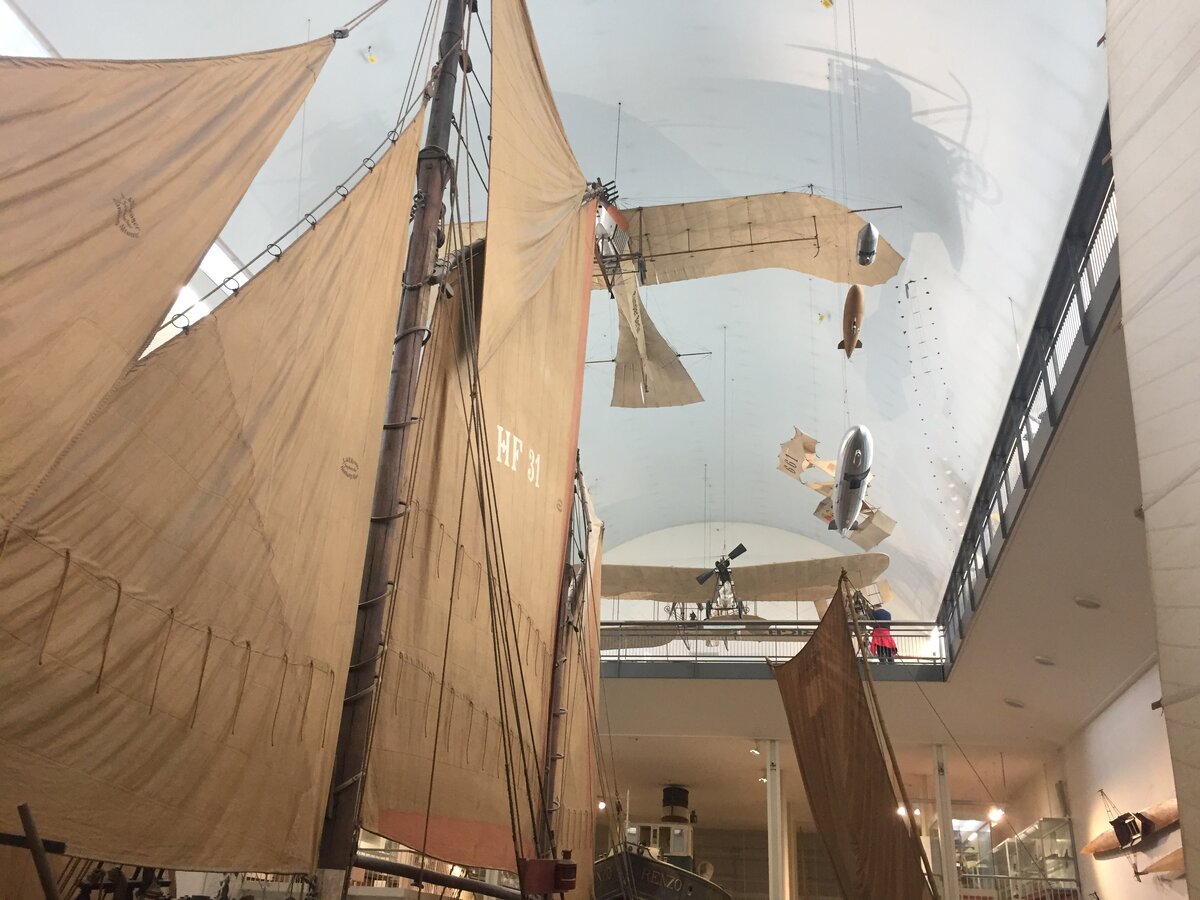 Всего полтора часа было у меня на посещение, почти бегом, зала кораблестроения. Личное фото.