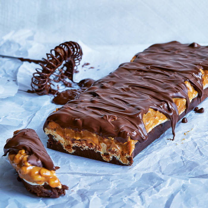 Напоминает «Сникерс», сладкий шоколадный вкус, содержащий шоколад, арахис, нугу и жевательную карамель.
