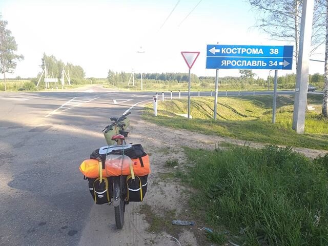 По середине между Ярославлем и Костромой.