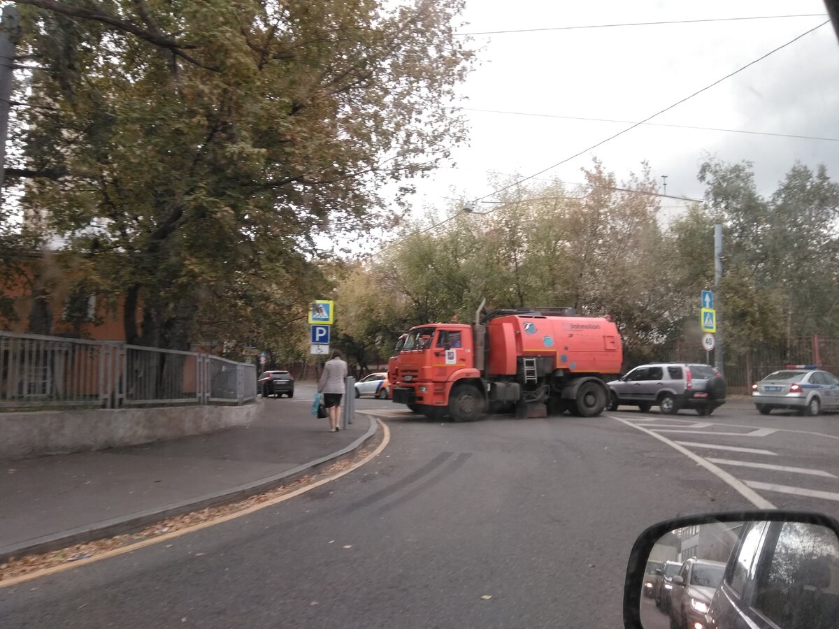Поливалка перегораживает дорогу.