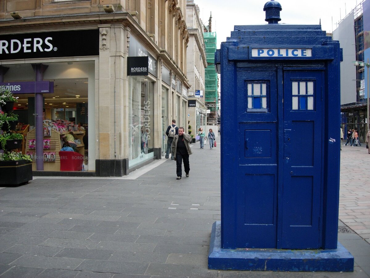 На фото ТАРДИС - машина, путешествующая в пространстве и времени.