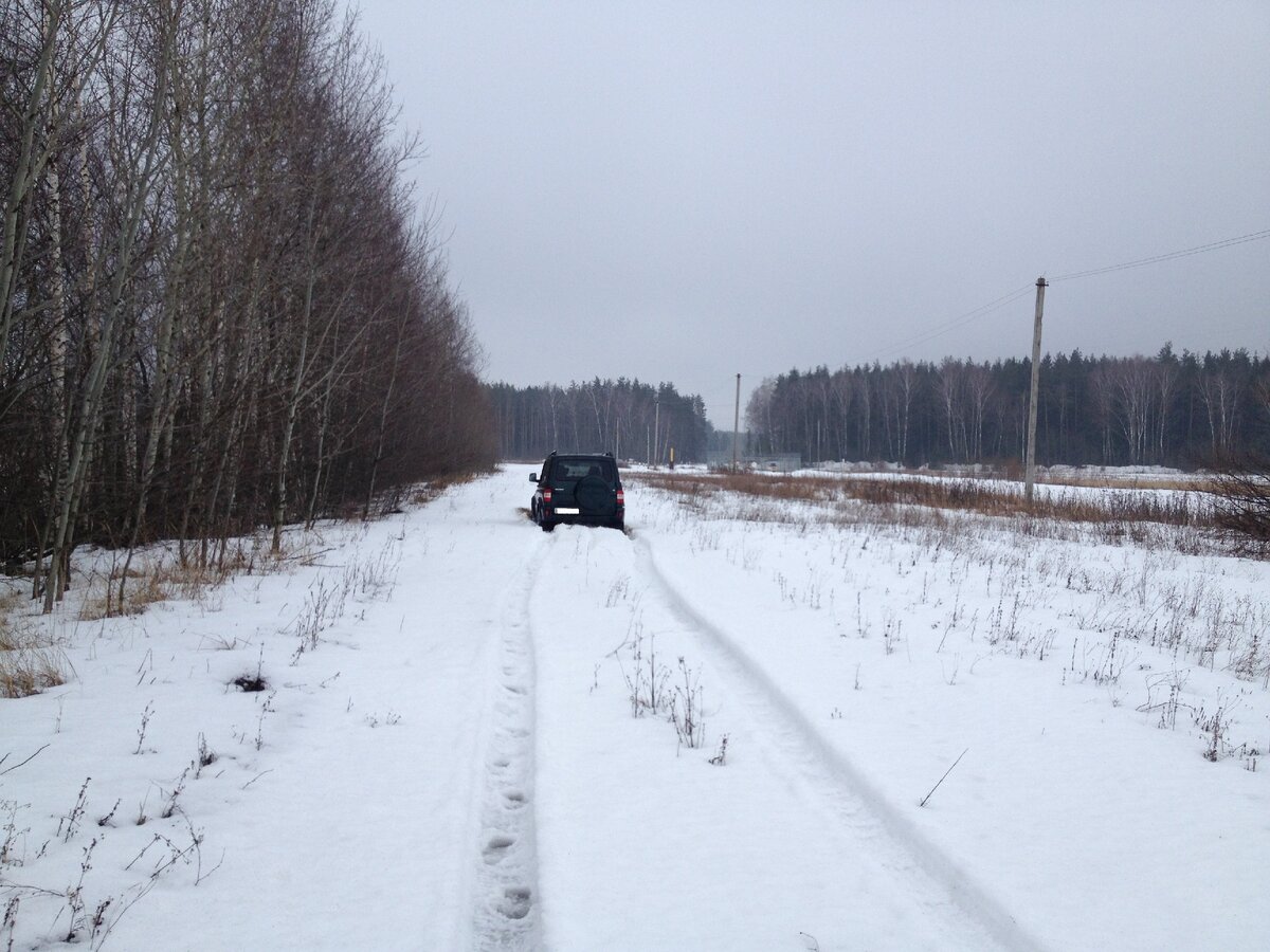 Зима. Решил прокатиться до леса, застрял, под снегом колея.