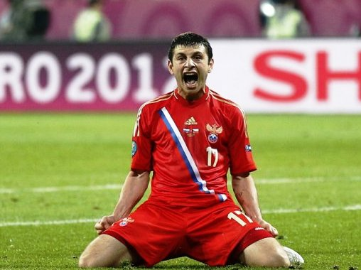 Алан Дзагоев радуется победе над сборной Чехии 
