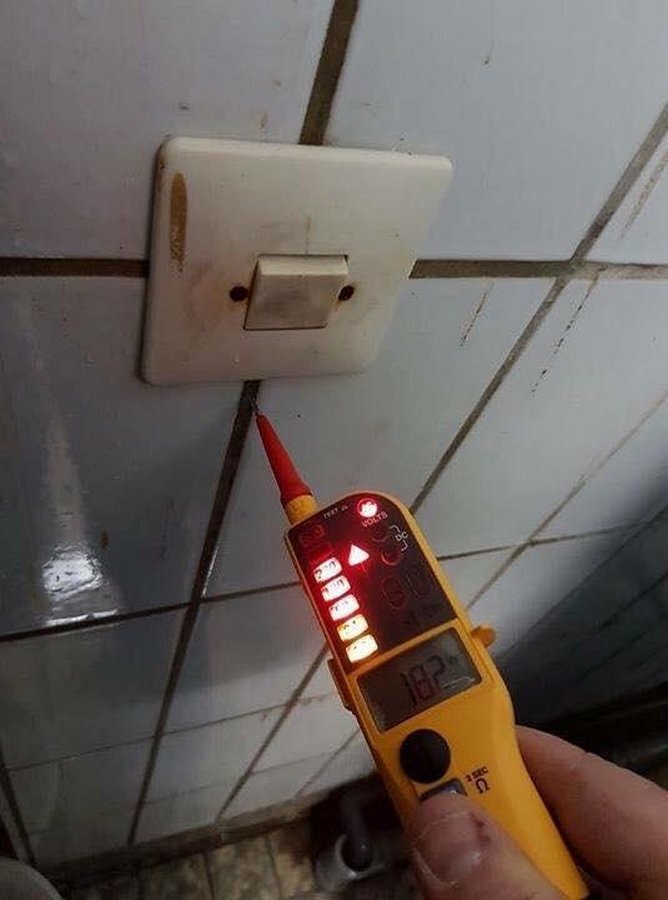 Наличие напряжения на стене (источник: yandex.ru)