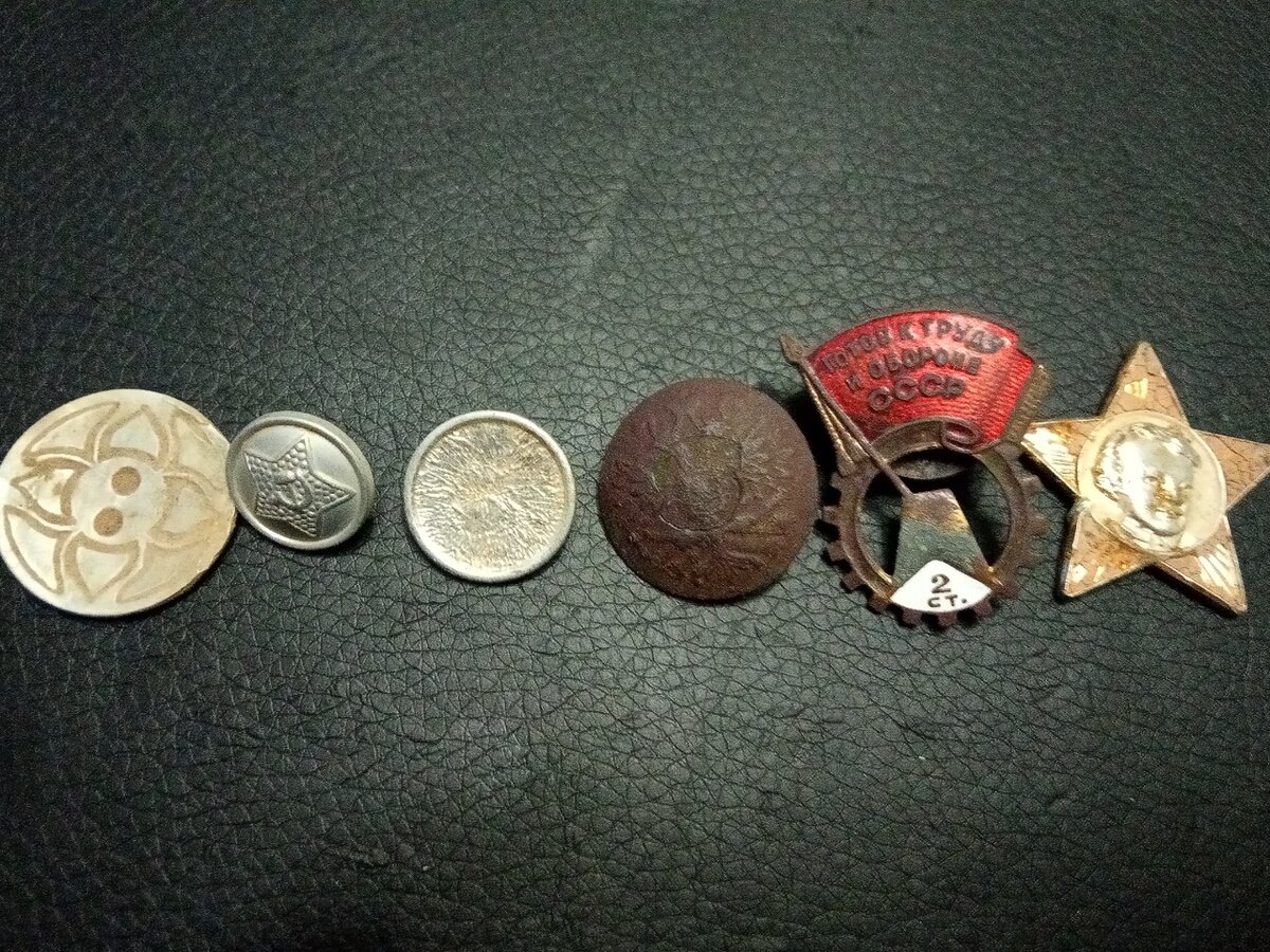 Пуговицы и пара значков.