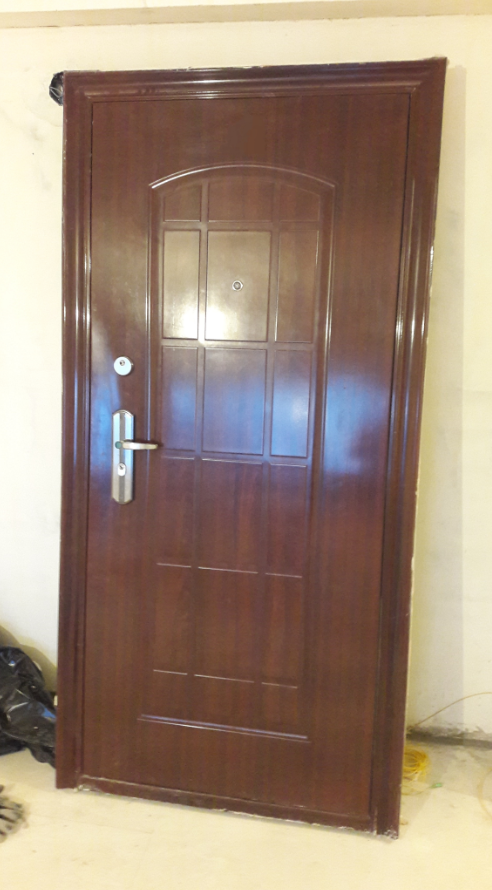 Старая дверь, ещё со времён застройщика